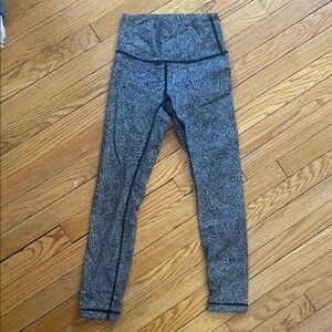 Lululemon Stylish Black and Gray Patterned Leggings